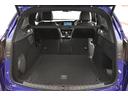 ラゲッジスペースの容量は525Lと十分なサイズ。リアシートの背もたれは40:20:40の3分割で倒れ、倒した際に荷室床面に段差が生じないのでスノーボード、ゴルフバック等長さのある荷物も収納可能です。