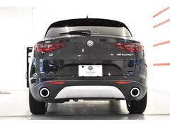 ＳＴＥＬＶＩＯのモデル名はアルプス山中にあるステルヴィオ峠に由来しています。４８カ所のヘアピカーブが連続する峠道を走行する高い走破性がこの車の魅力です。ご試乗にてその走りを是非体感してください！ 6