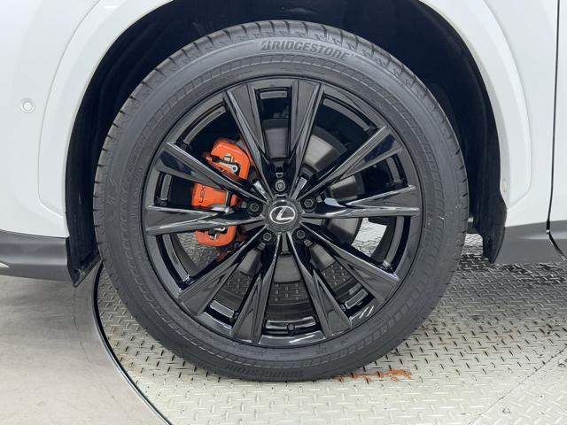 特に、店頭での接客において「お客様第一」を徹底することで、販売はもとよりレクサスブランド価値の維持発展に努めております。