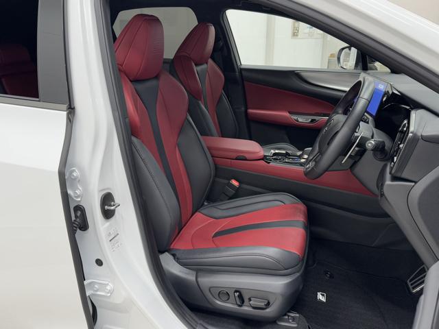 認定中古車は２階ショールームにも展示しております。認定中古車以外のＵ−ＣＡＲの取り扱いも開始しております。お値打ちなレクサス中古車をお探しのお客様は是非、お問合せ下さいませ。