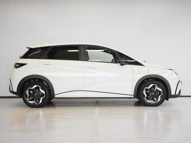 ドルフィン 　ＢＹＤ認定中古車　登録済み未使用車　航続距離４１５ｋｍ　ビーガンレザー　音声認識ナビ　３６０°ビューカメラ　パワーシート　シートヒーター　ＬＥＤヘッドライト　クルーズコントロール　キーレス（4枚目）