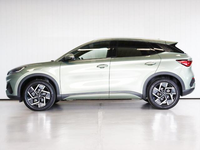 コンパクトなキャビンにロングホイールベースがスポーティーなスタイルです　車高の高さも十分にあり、ＳＵＶらしさがつまっています