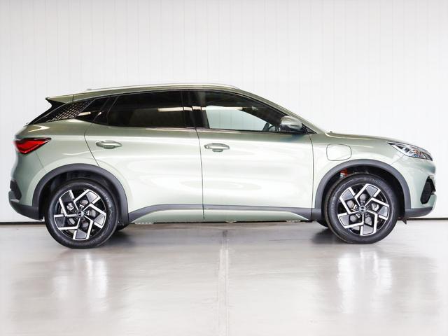 なだらかなボディラインとブラックのフェンダーモールが調和したデザインになります　悪路などで傷のつきやすい箇所はブラックの樹脂となっています