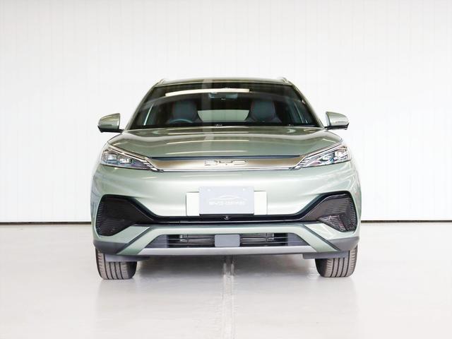 切れ長の左右のヘッドライトとそれらをつなぐシルバーのガーニッシュがワイド感を強調させます