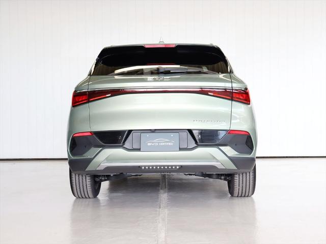 テールライトも一文字につながったデザインになっており、左右の端がやや下がっている箇所が特徴的です