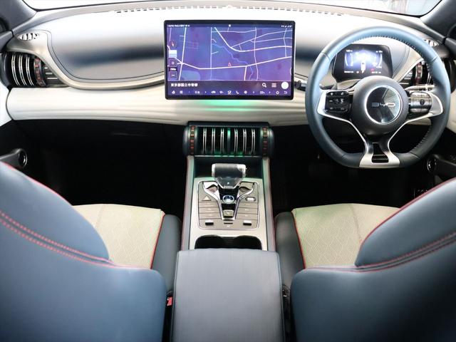 ステアリングとメーター以外はシンメトリーなダッシュボードです　エアコンの吹出口も一風変わったデザインです