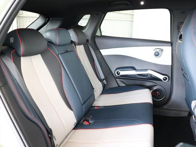 シート材質は人工皮革ですがしっとりとした手触りであり、本皮よりも蒸れもなく汚れのつきにくい材質です