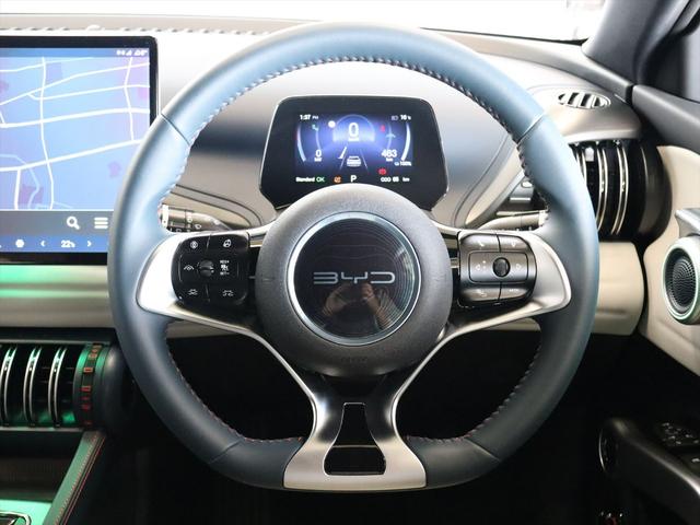 ステアリングの下部はドライブ時に圧迫感を感じさせないようフラットとなっています