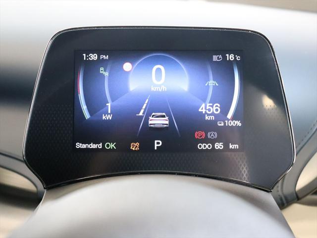 ステアリングの奥には小型モニターの多機能スピードメーターがあります