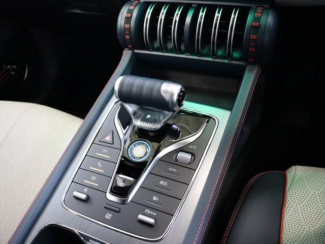 馴染みのある形状のシフトレバーの周りにはスイッチ類が集約されています