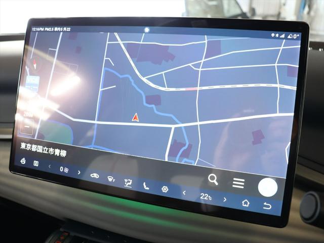 ダッシュボードの中心にありますメインモニターは１５．６インチになります　ナビゲーションはゼンリン製の地図データになりますので、日本車と同様にお使いいただけます