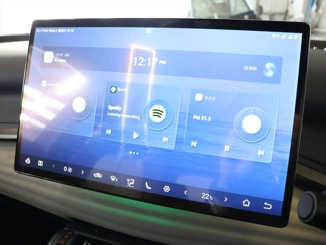 ディスプレイのメイン画面にはナビゲーションやＳｐｏｔｉｆｙ、ラジオなどのアプリが表示されています　スマートフォンのようにアプリを切り替えて操作します