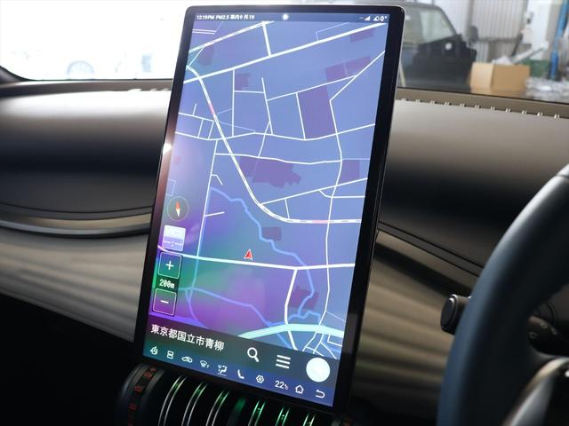 またメインディスプレイはボタン一つで縦画面になるよう、電動で回転します　ナビ画面にてヘディングアップ表示をする際には進行方向が広がるメリットがあります