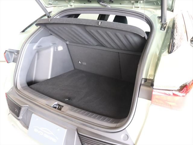 トランクスペースはトノカバーが装備されており、外からの視界を遮ります