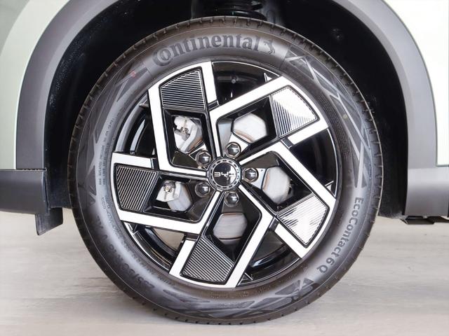 アルミホイールのサイズは１８インチになります　ブラックとシルバーカラーのホイールに、斜線を箇所は樹脂パーツを組み込むといった複雑なデザインをしています