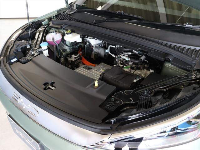 ボンネットを開けるとウィンドウウオッシャーなどの補給口にアクセスできます　モーター周り等の装置は低く搭載され、エンジン車と比べると低重心な作りとなっています