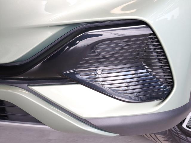 フロントバンパーの左右にはコーナーセンサーがあります　前後左右にセンサーがありますので、細い道を通る際でも安心です