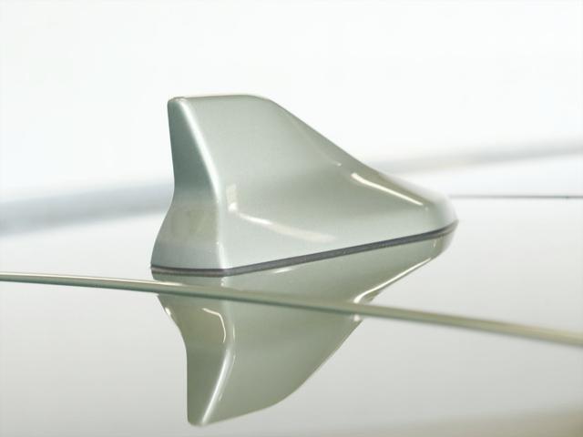 ラジオのアンテナはシャークフィンタイプになります　コンパクトかつスタイリッシュなデザインで感度も十分です