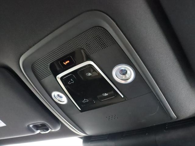 パノラマルーフの開閉スイッチは静電式のタッチパネルになります　ガラス部分とシェード部分とを個別に開閉できます