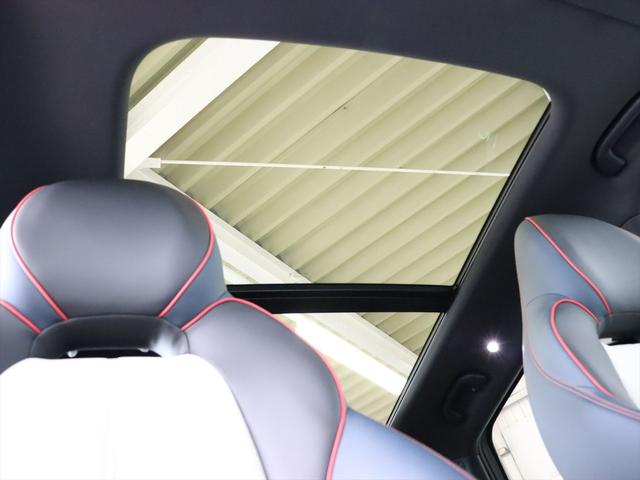 パノラマルーフの開口部は広く、前席から後席まで開放感が得られます　ガラス部分の前方側の１枚はスライドして開閉できます