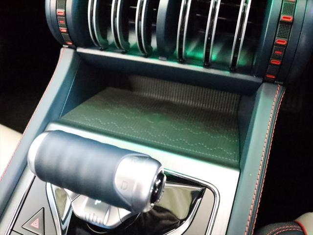 シフトレバーの奥にはスマートフォン置き場があります　無接点充電にも対応してますので、置くだけで充電もできます