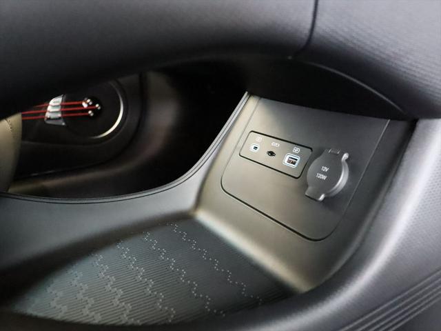 シフトレバーの下には小物を置くスペースがあります　シガーソケットやＵＳＢ端子もあるため、スマートフォンを有線で充電することもできます