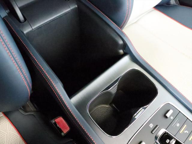 シフトレバーの手前にはドリンクホルダーがあり、肘掛けを開くと小物入れがあります