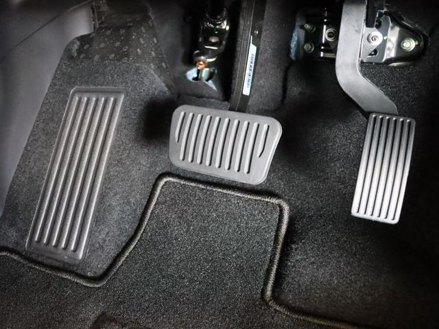 アクセルとブレーキの左にはフットレストがあります　左足をしっかりと踏み込めるため、右足でのペダル操作がしやすくなります