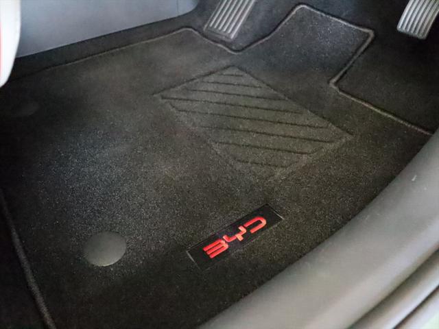 フロアマットは運転席のみＢＹＤのロゴ付きになります　レッドの差し色がアクセントになります