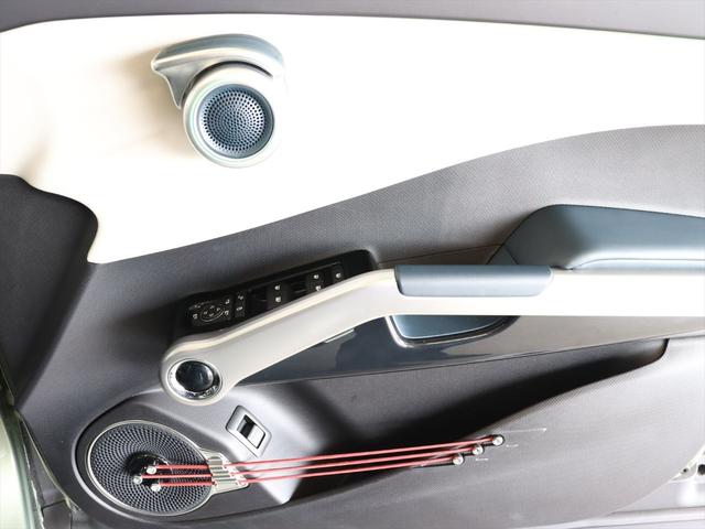 ドアノブはスピーカーのツィーターと一体化しています　下部のウーファー周りには赤い弦が３本貼られており、指で弾くとそれぞれ音程が異なります