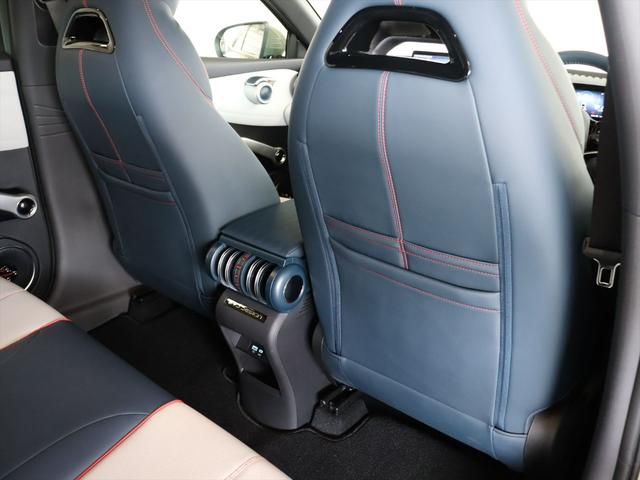 前席の背もたれの後ろにはポケットがあります　かさばらない形状のポケットのため、後席の足元に圧迫感を与えません