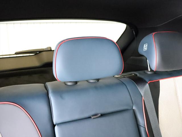 後席にはセンターの席にもヘッドレストが用意されています　左右の席と同様に高さ調節も可能です