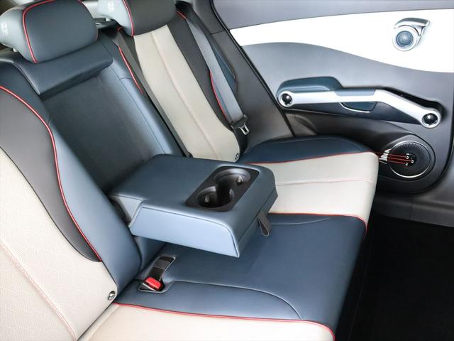 後席の中央の背もたれは倒すことで肘掛けになります　ドリンクホルダーとして使用することもできます