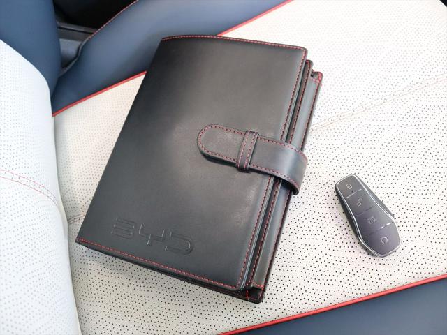 保証書のカバーはレザー仕様になります　リモコンキーは持ちやすいサイズ感です