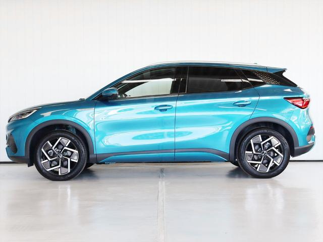 コンパクトなキャビンにロングホイールベースがスポーティーなスタイルです　車高の高さも十分にあり、ＳＵＶらしさがつまっています