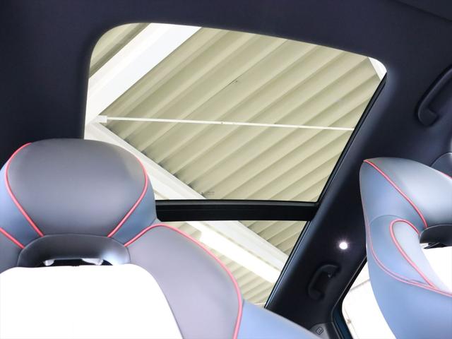 パノラマルーフの開口部は広く、前席から後席まで開放感が得られます　ガラス部分の前方側の１枚はスライドして開閉できます