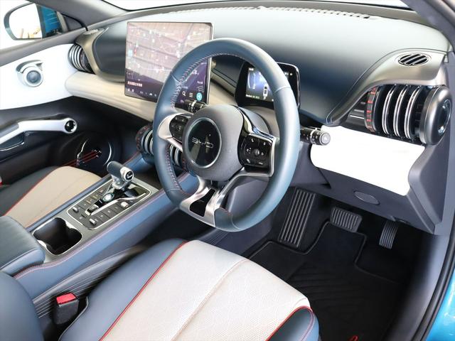 ダッシュボードは開放感のある形状となっており、メーターやメインディスプレイが浮き上がるような印象を感じさせます