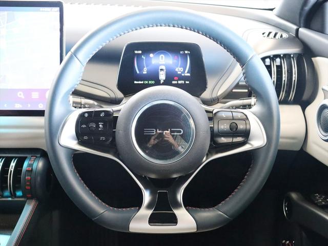 ステアリングの下部はドライブ時に圧迫感を感じさせないようフラットとなっています