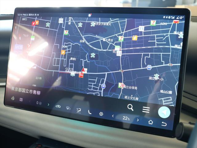 ダッシュボードの中心にありますメインモニターは１５．６インチになります　ナビゲーションはゼンリン製の地図データになりますので、日本車と同様にお使いいただけます