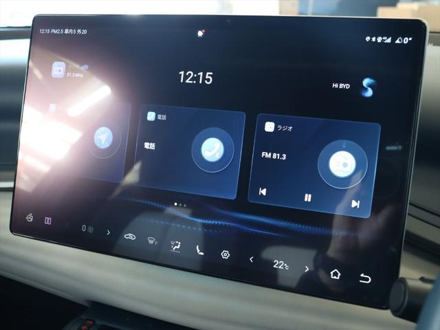 ディスプレイのメイン画面にはナビゲーションやＳｐｏｔｉｆｙ、ラジオなどのアプリが表示されています　スマートフォンのようにアプリを切り替えて操作します