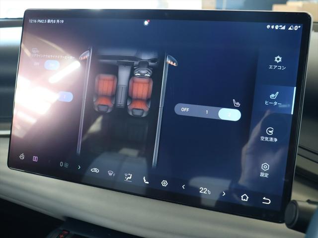 シートヒーターは前席のみ装備されています　エアコン等と同様にメインディスプレイで操作します