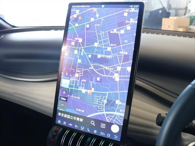 またメインディスプレイはボタン一つで縦画面になるよう、電動で回転します　ナビ画面にてヘディングアップ表示をする際には進行方向が広がるメリットがあります