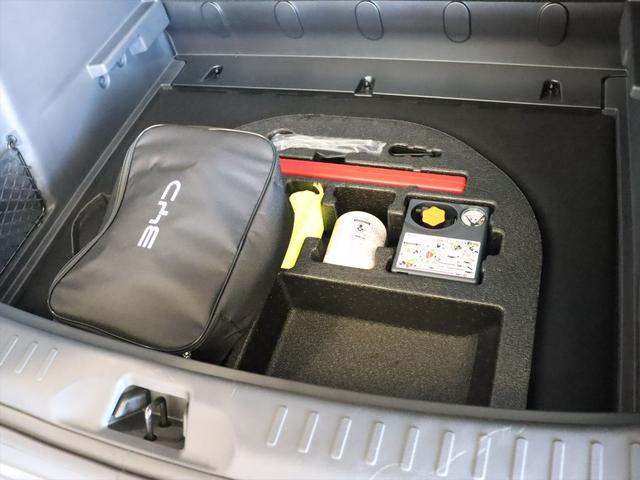 トランクの床板は取り外す事ができ、トノカバーも同様に取り外せば高さのスペースを大きく確保できます　またパンク修理セットもここに収納されています