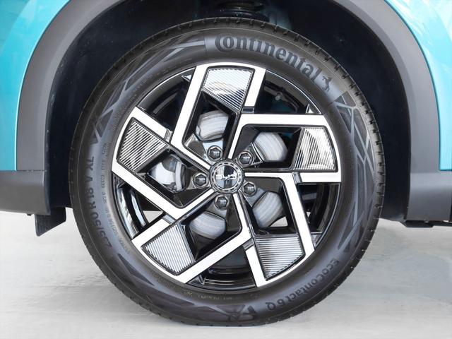 アルミホイールのサイズは１８インチになります　ブラックとシルバーカラーのホイールに、斜線を箇所は樹脂パーツを組み込むといった複雑なデザインをしています