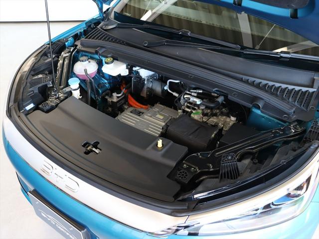 ボンネットを開けるとウィンドウウオッシャーなどの補給口にアクセスできます　モーター周り等の装置は低く搭載され、エンジン車と比べると低重心な作りとなっています