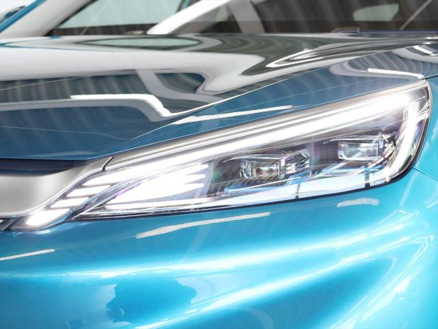 ヘッドライトはＬＥＤ式であり、オートヘッドライトやハイビームアシストも搭載されています