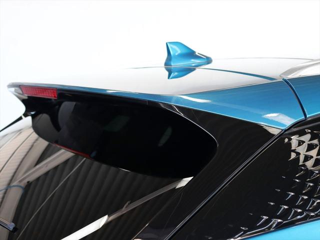 ルーフの後端には大型スポイラーがあります　スポーティーな形状のセンターにはＬＥＤストップランプも配置されています