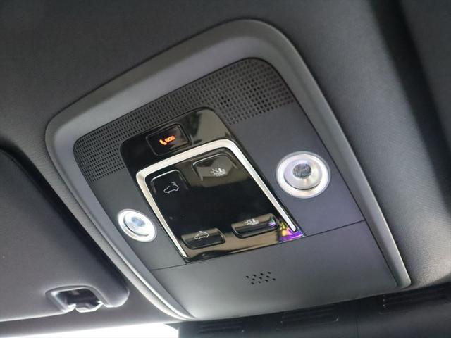 パノラマルーフの開閉スイッチは静電式のタッチパネルになります　ガラス部分とシェード部分とを個別に開閉できます