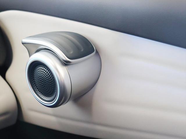 インテリアの各所にはＬＥＤの装飾があります　カラーリングは１色ではなく複数の色に変化します