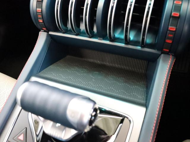 シフトレバーの奥にはスマートフォン置き場があります　無接点充電にも対応してますので、置くだけで充電もできます